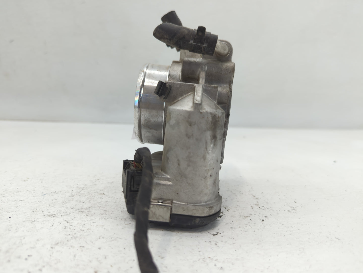 2011-2013 Kia Sorento Throttle Body P/N:35100-25400 Fits Fits 2006 2007 2008 2009 2010 2011 2012 2013 OEM Used Auto Parts - 