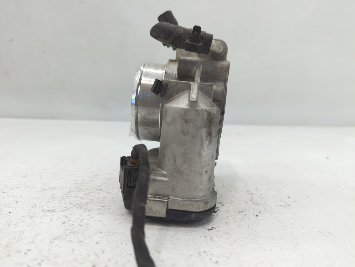 2011-2013 Kia Sorento Throttle Body P/N:35100-25400 Fits Fits 2006 2007 2008 2009 2010 2011 2012 2013 OEM Used Auto Parts - 