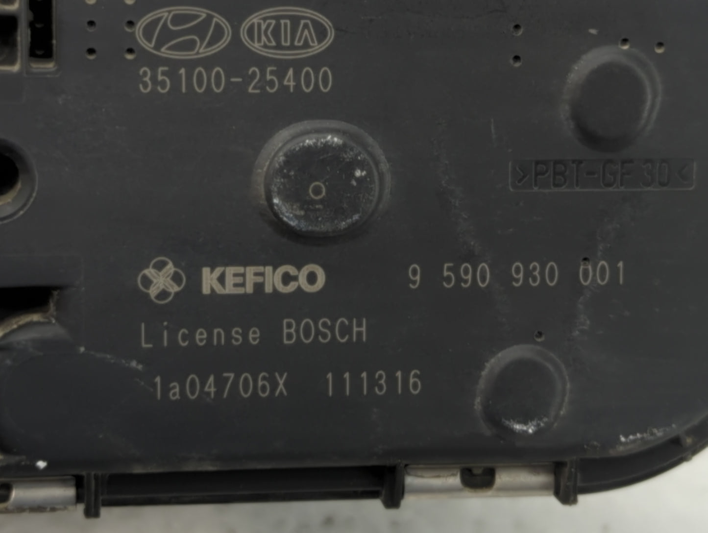 2011-2013 Kia Sorento Throttle Body P/N:35100-25400 Fits Fits 2006 2007 2008 2009 2010 2011 2012 2013 OEM Used Auto Parts - 