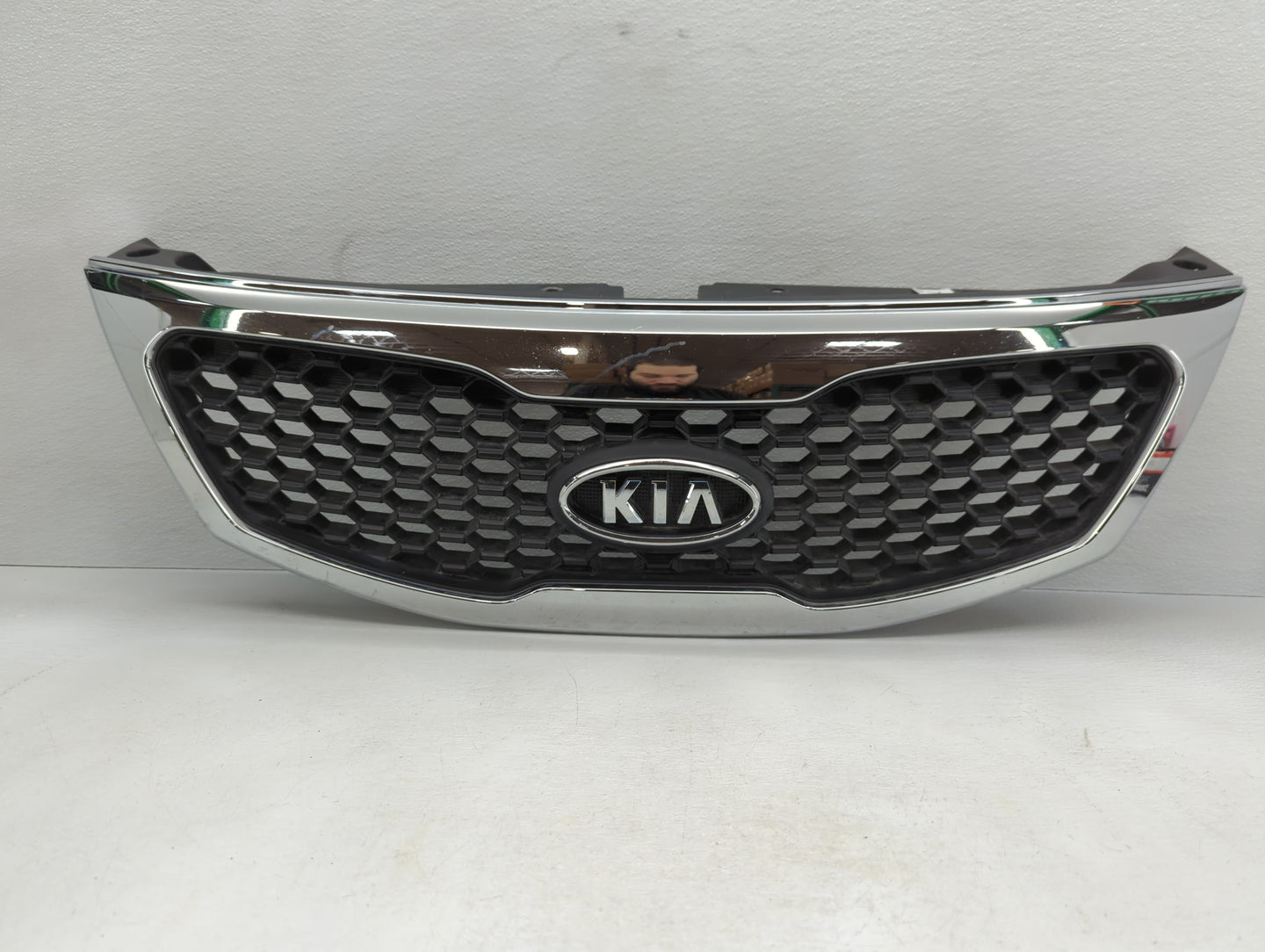 2011-2013 Kia Sorento Front Grille Bumper Not Included - Oemusedautoparts1.com
