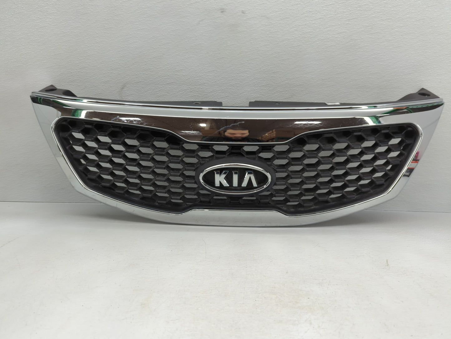 2011-2013 Kia Sorento Front Grille Bumper Not Included - Oemusedautoparts1.com
