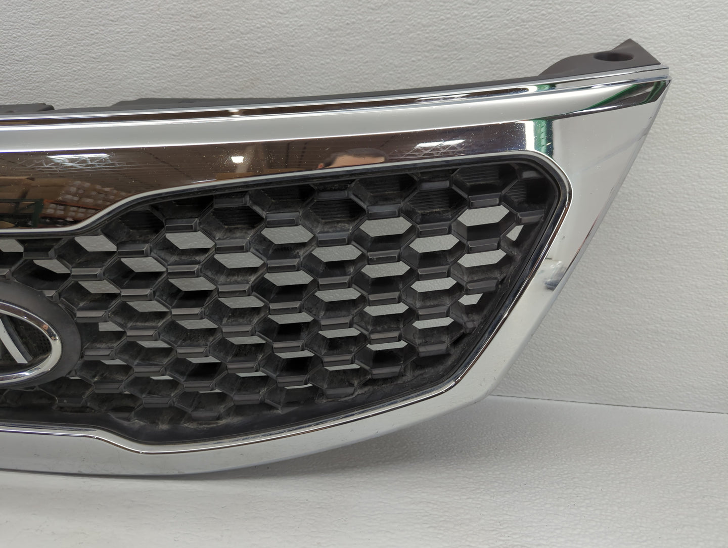 2011-2013 Kia Sorento Front Grille Bumper Not Included - Oemusedautoparts1.com