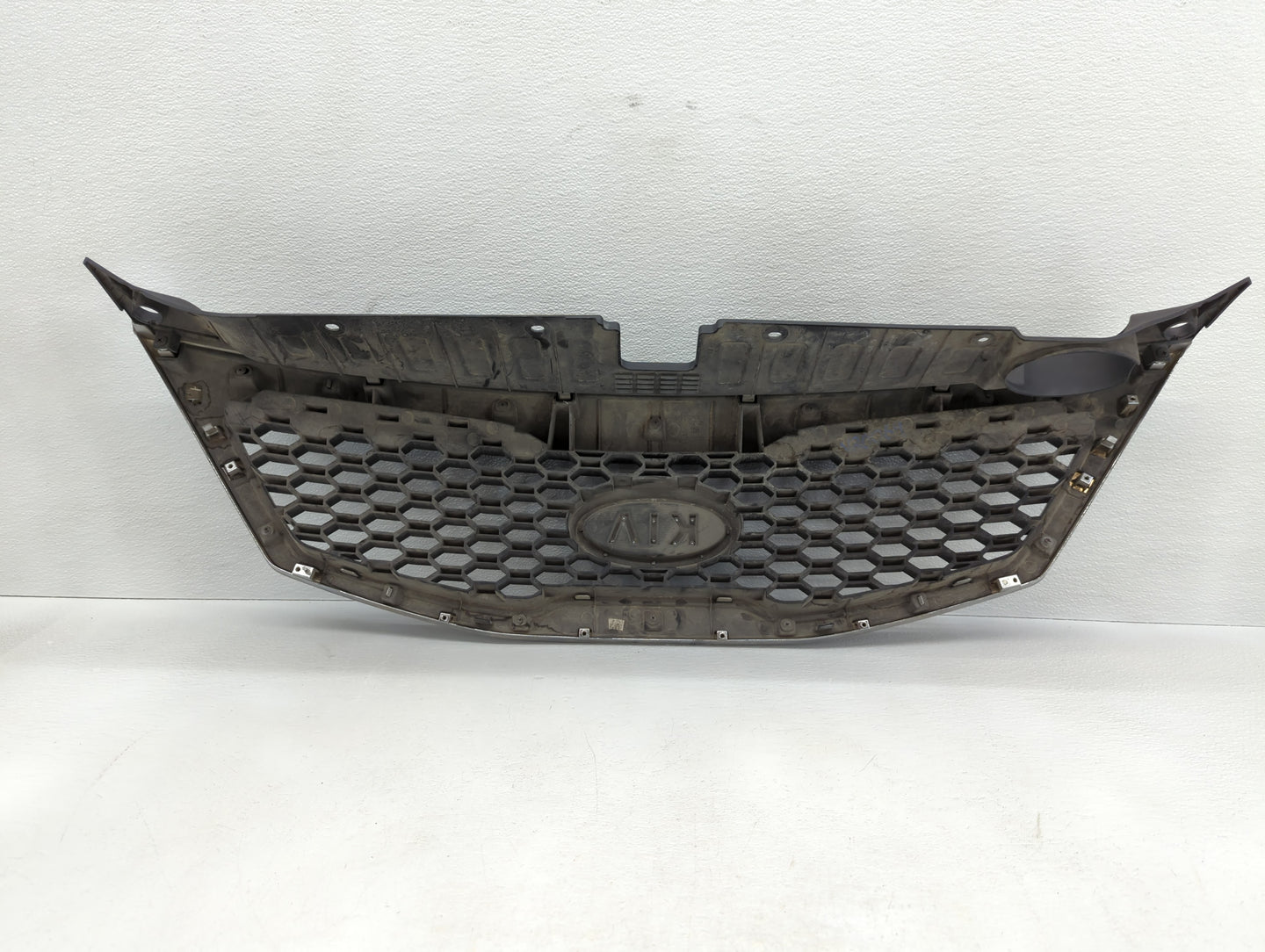 2011-2013 Kia Sorento Front Grille Bumper Not Included - Oemusedautoparts1.com