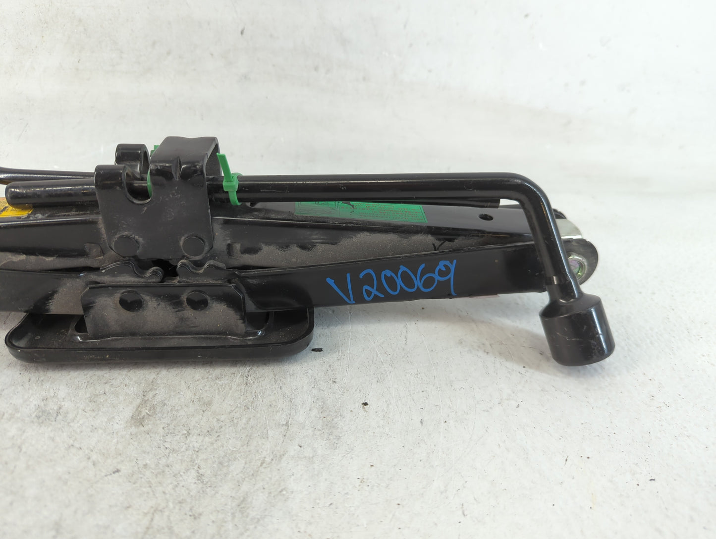 2011 Kia Sorento Spare Scissor Car Jack 784006 - Oemusedautoparts1.com