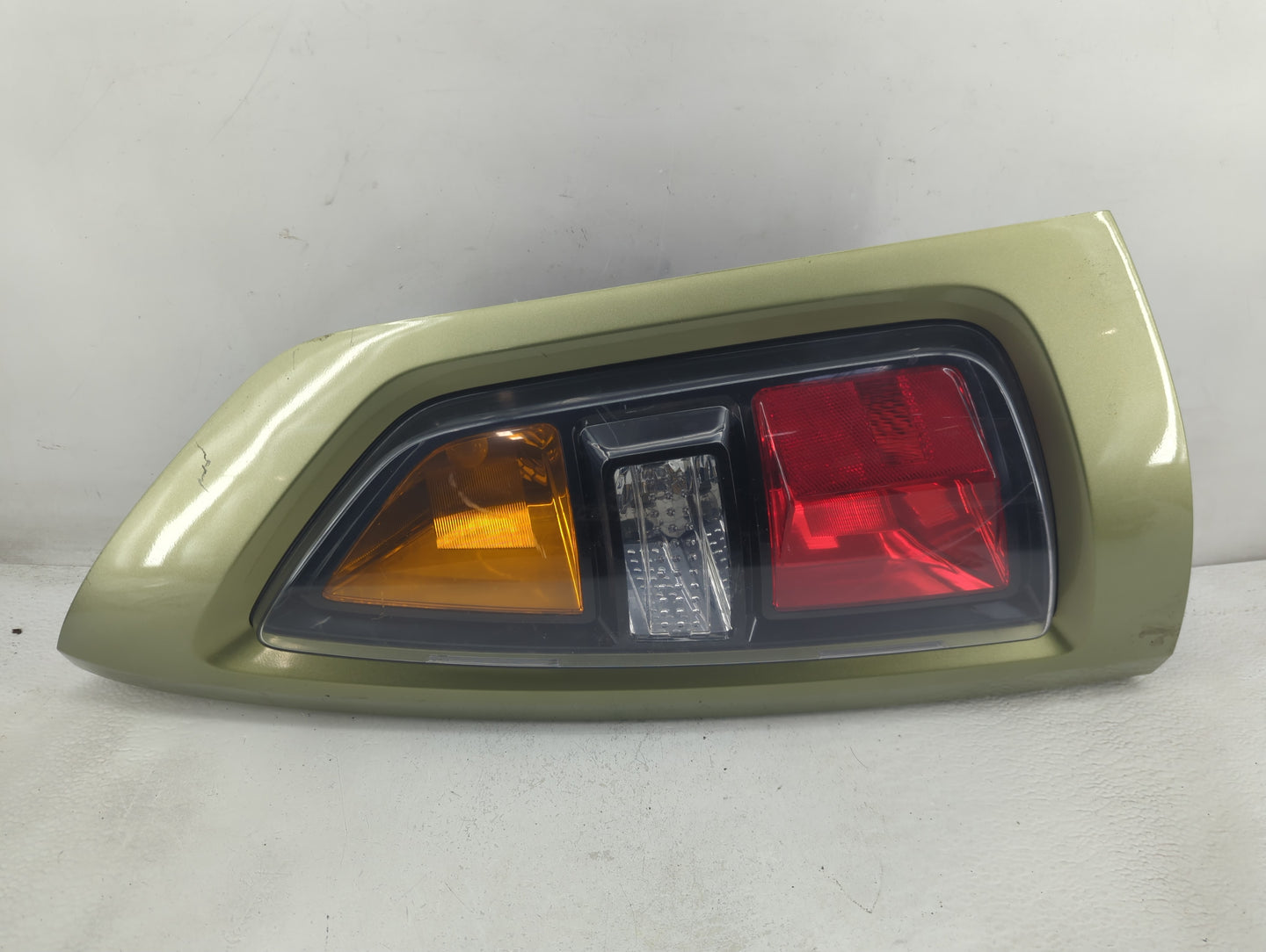 2010-2011 Kia Soul Tail Light Assembly Passenger Right OEM P/N:92402-2K0 Fits Fits 2010 2011 OEM Used Auto Parts - Oemusedau