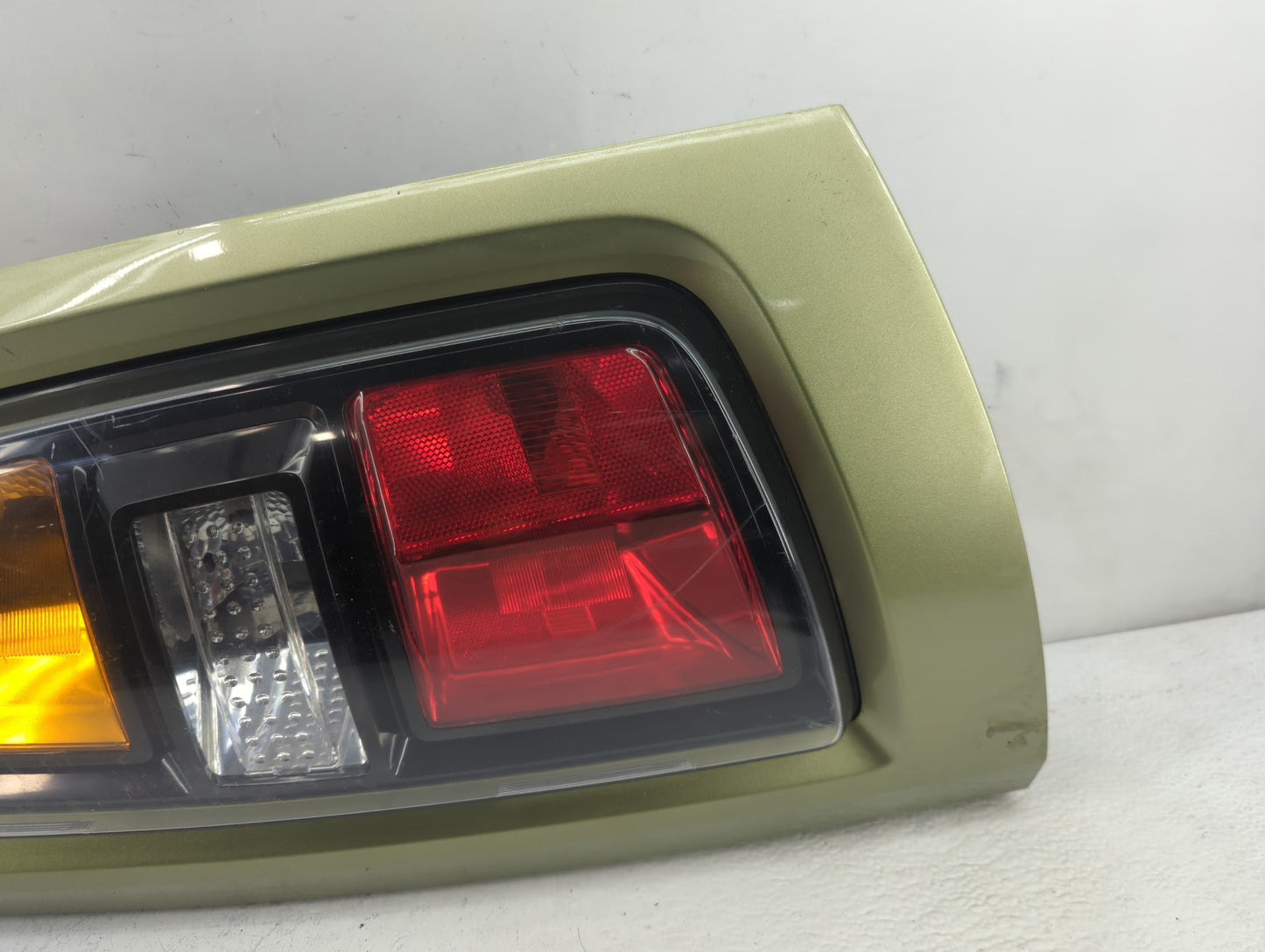 2010-2011 Kia Soul Tail Light Assembly Passenger Right OEM P/N:92402-2K0 Fits Fits 2010 2011 OEM Used Auto Parts - Oemusedau