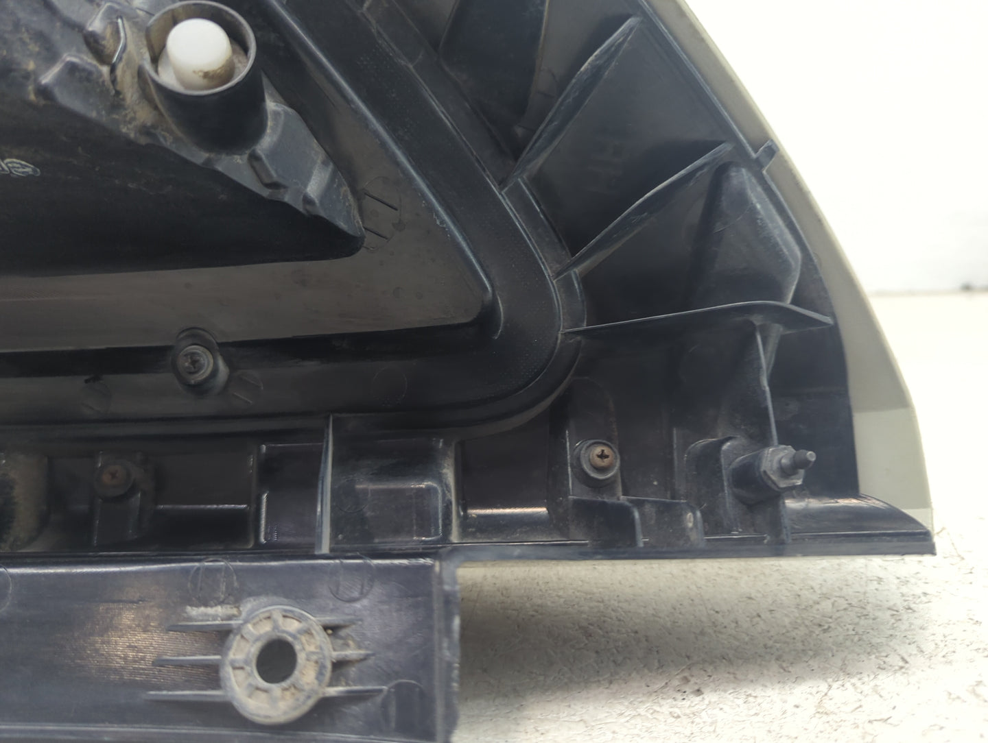 2010-2011 Kia Soul Passenger Right Side Deck Lid Mounted Tail Light - Oemusedautoparts1.com