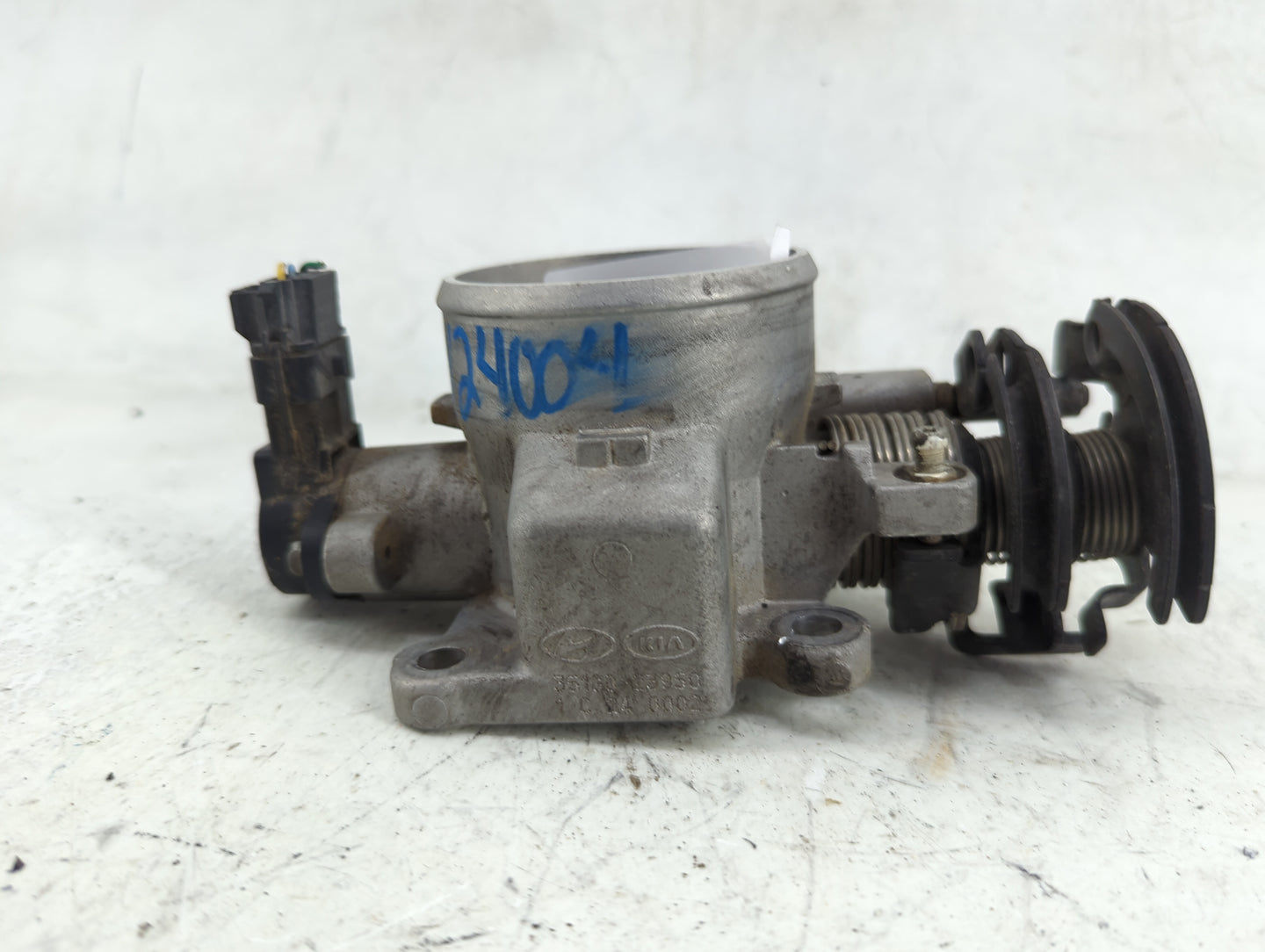 2010-2011 Kia Soul Throttle Body P/N:35100-23950 Fits Fits 2007 2008 2009 2010 2011 2012 OEM Used Auto Parts - Oemusedautopa