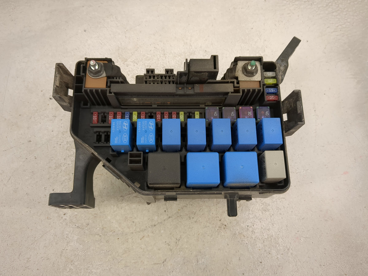 2010-2011 Kia Soul Fusebox Fuse Box Panel Relay Module P/N:912372K925 Fits Fits 2010 2011 OEM Used Auto Parts - Oemusedautop
