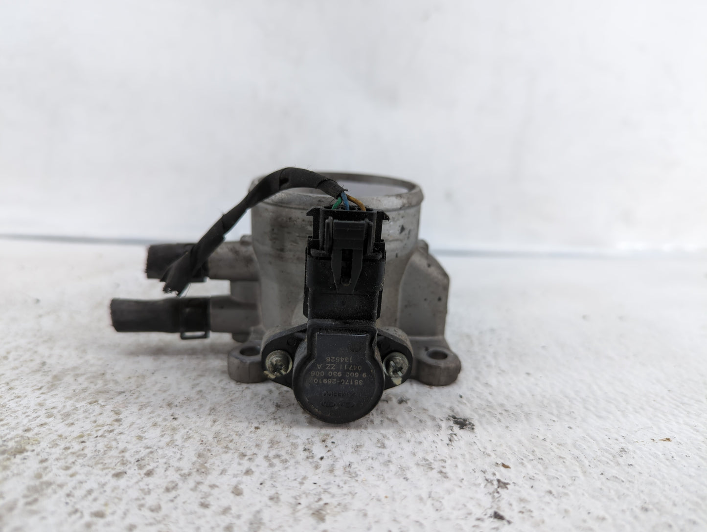 2010-2011 Kia Soul Throttle Body P/N:35170-26910 55100-23950, 35100-23950 Fits Fits 2007 2008 2009 2010 2011 2012 OEM Used A