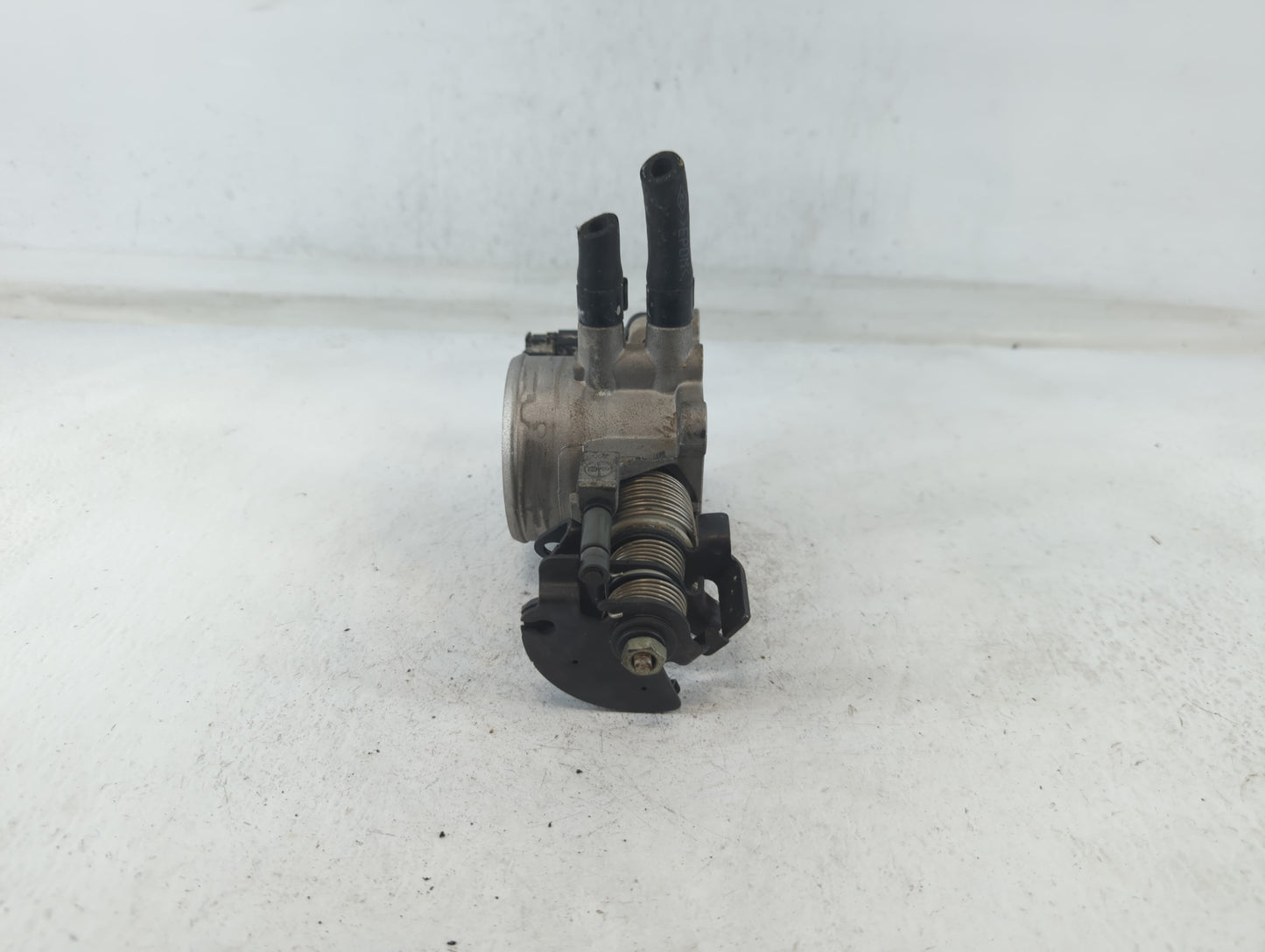 2010-2011 Kia Soul Throttle Body P/N:35100-23950 Fits Fits 2007 2008 2009 2010 2011 2012 OEM Used Auto Parts - Oemusedautopa