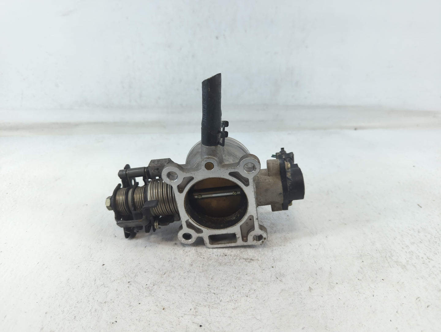 2010-2011 Kia Soul Throttle Body P/N:35100-23950 Fits Fits 2007 2008 2009 2010 2011 2012 OEM Used Auto Parts - Oemusedautopa