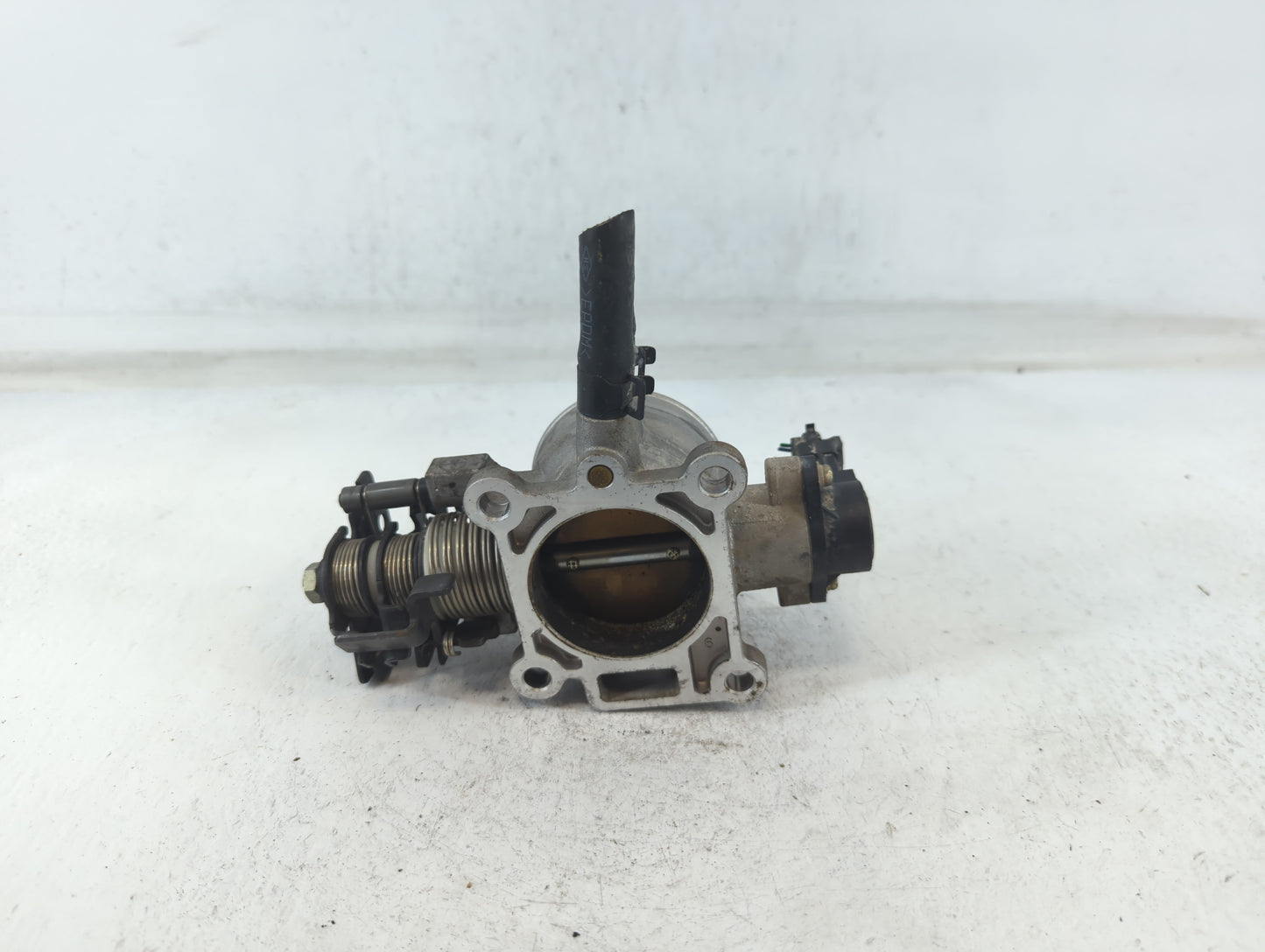 2010-2011 Kia Soul Throttle Body P/N:35100-23950 Fits Fits 2007 2008 2009 2010 2011 2012 OEM Used Auto Parts - Oemusedautopa