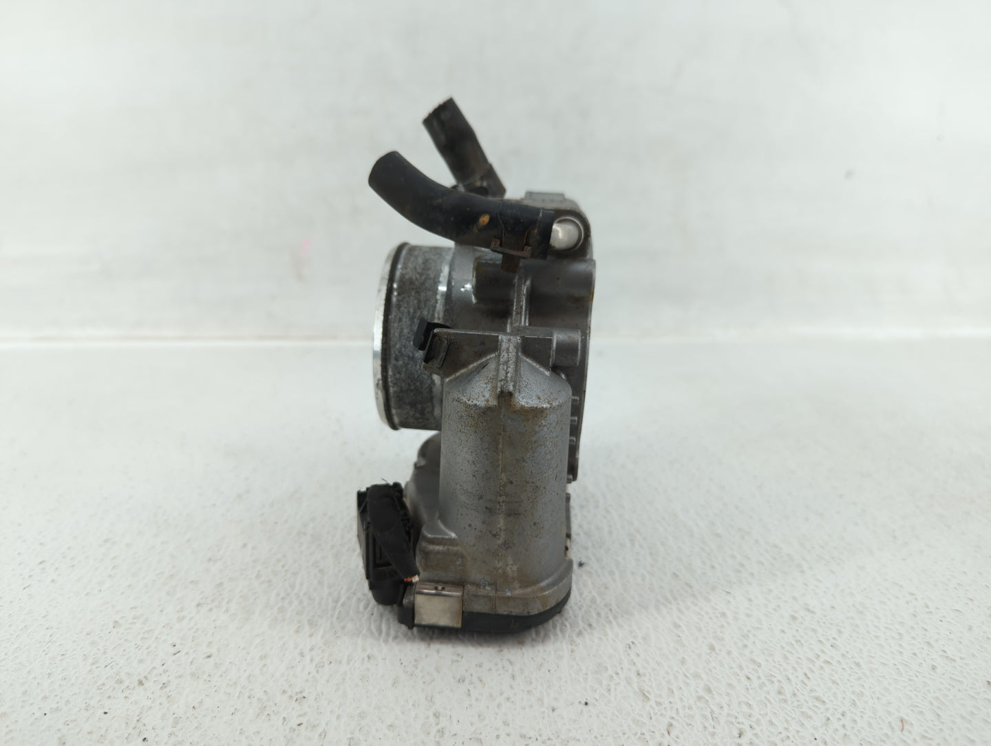 2011-2013 Kia Sportage Throttle Body P/N:35100-25400 Fits Fits 2006 2007 2008 2009 2010 2011 2012 2013 OEM Used Auto Parts -