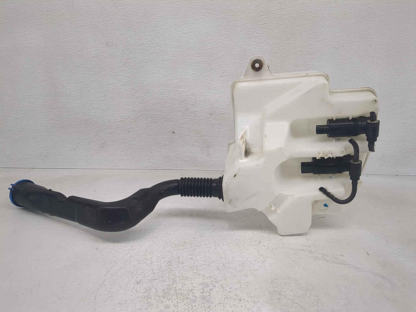 2011 Land Rover Land Rover Windshield Washer Fluid Reservoir Bottle Oem - Oemusedautoparts1.com