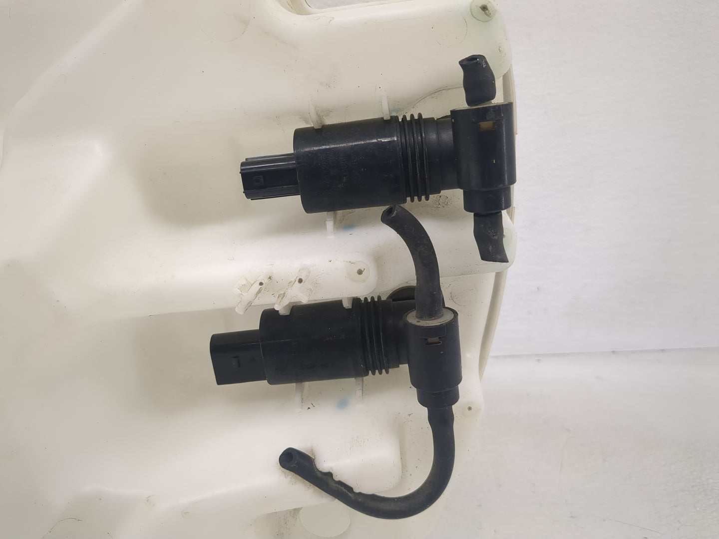 2011 Land Rover Land Rover Windshield Washer Fluid Reservoir Bottle Oem - Oemusedautoparts1.com