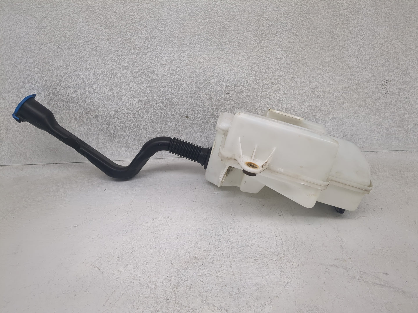 2011 Land Rover Land Rover Windshield Washer Fluid Reservoir Bottle Oem - Oemusedautoparts1.com