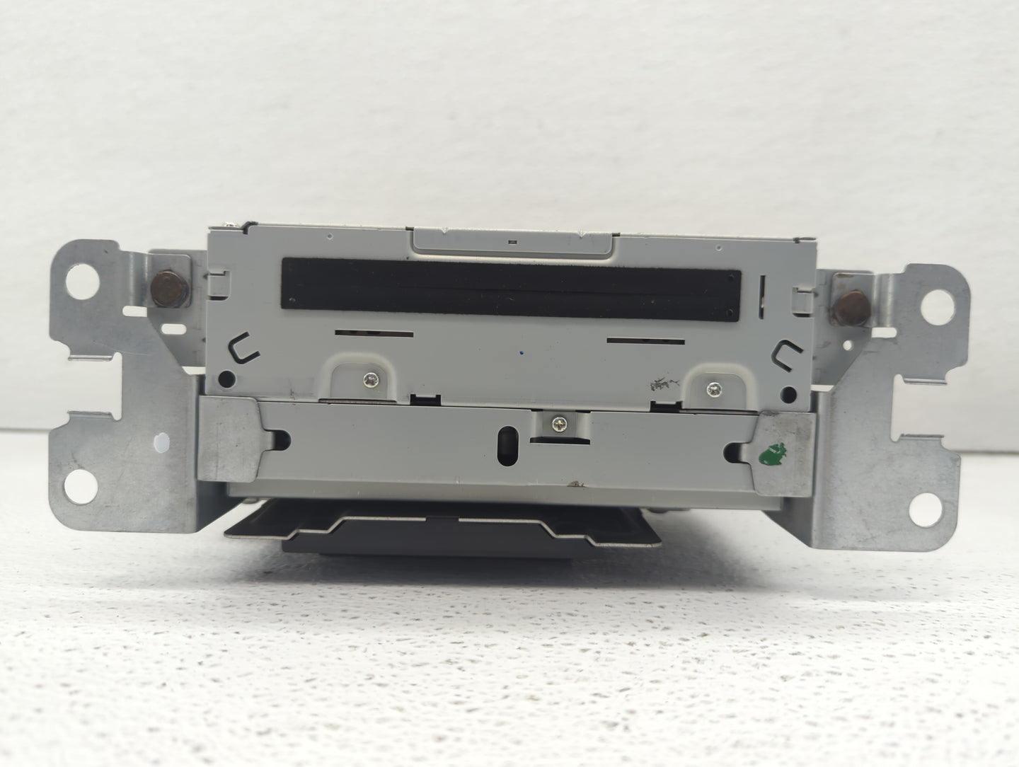 2011-2012 Land Rover Lr2 Radio AM FM Cd Player Receiver Replacement P/N:7G9N-18C815-NB Fits Fits 2011 2012 OEM Used Auto Par