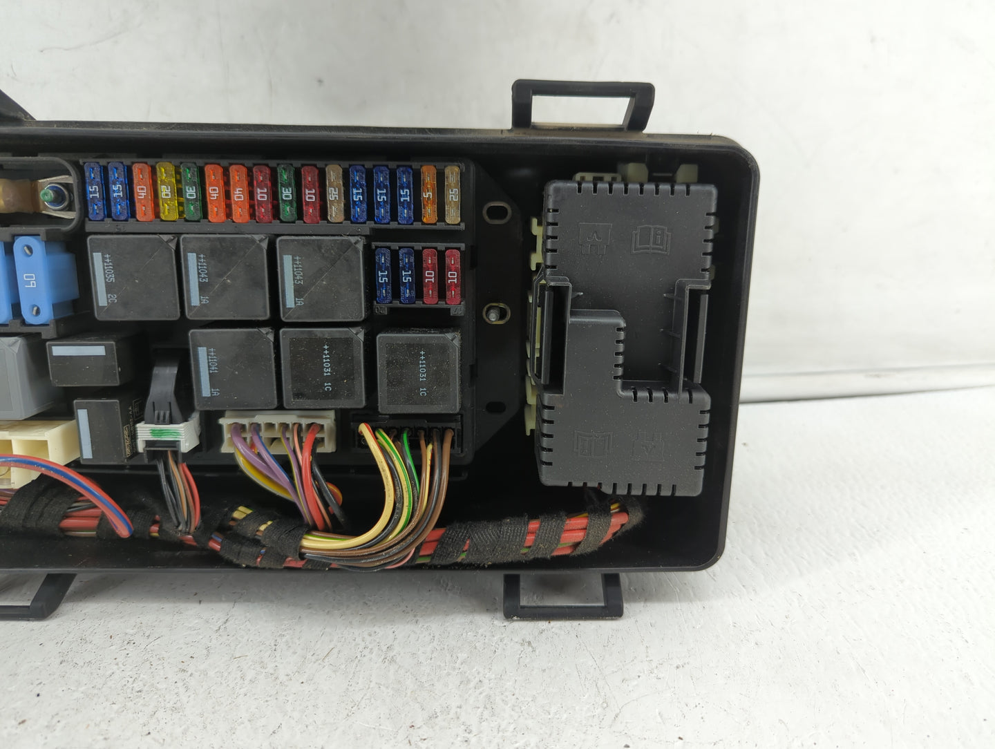 2010-2012 Land Rover Range Rover Fusebox Fuse Box Panel Relay Module P/N:AH42-00082-BA Fits Fits 2010 2011 2012 OEM Used Aut