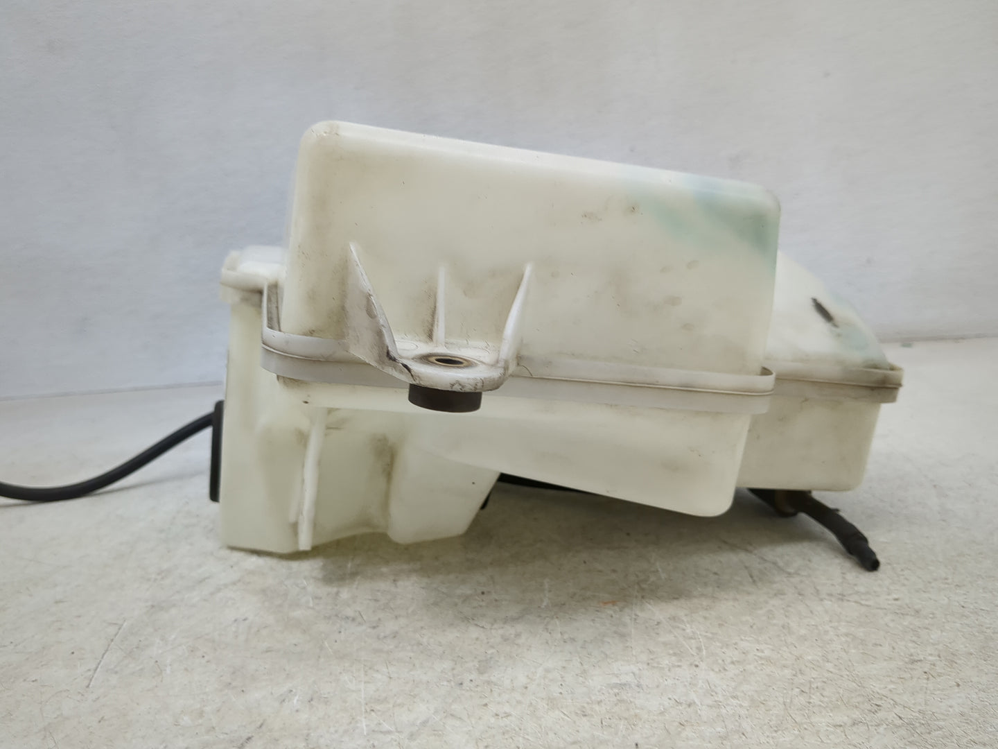 2010 Range Rover Sport Windshield Washer Fluid Reservoir Bottle Oem - Oemusedautoparts1.com