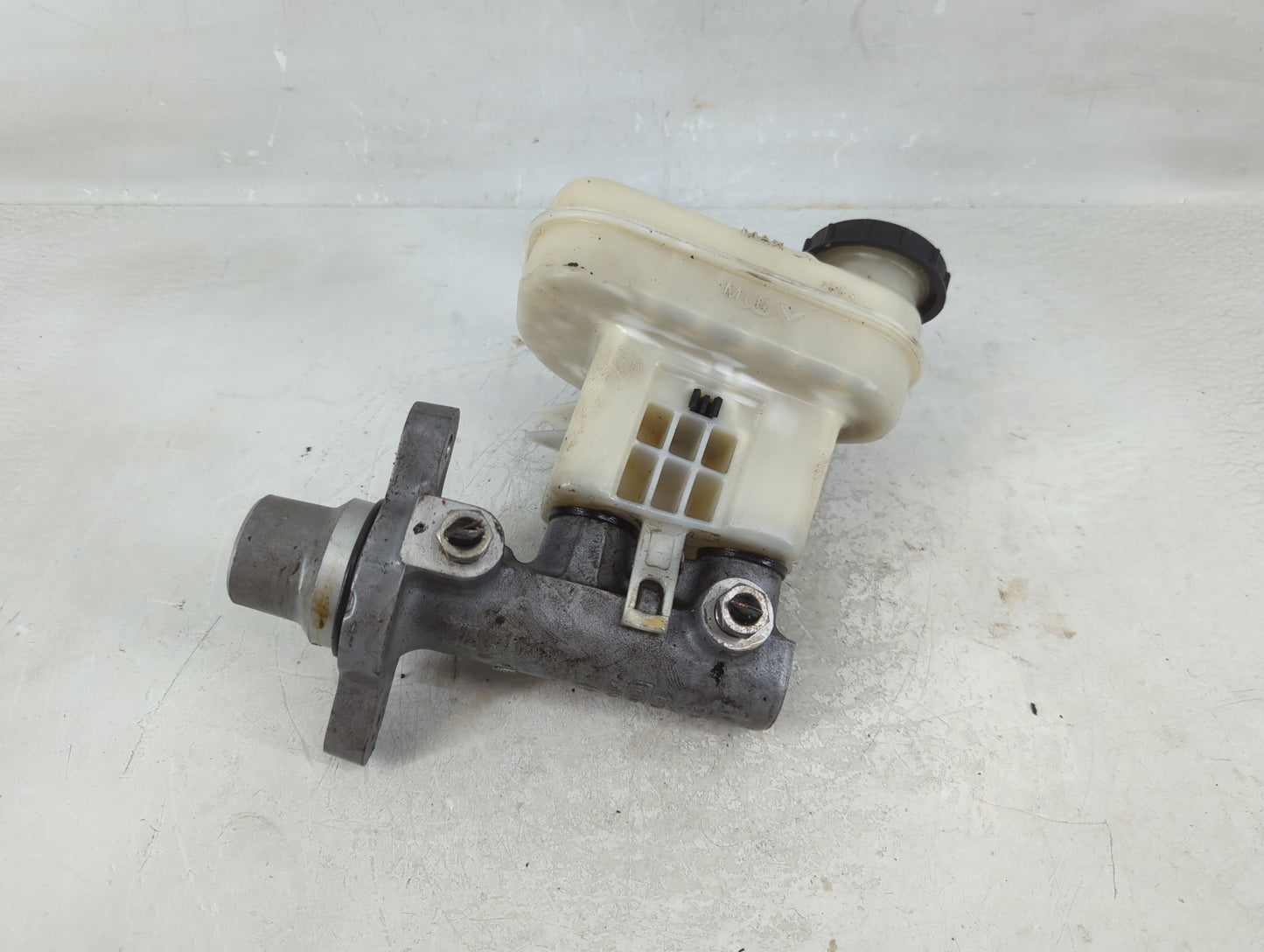 2009-2012 Lincoln Mks Brake Master Cylinder - Oemusedautoparts1.com