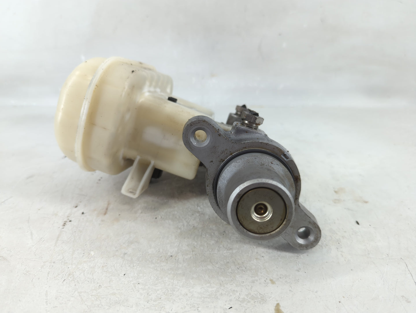 2009-2012 Lincoln Mks Brake Master Cylinder - Oemusedautoparts1.com