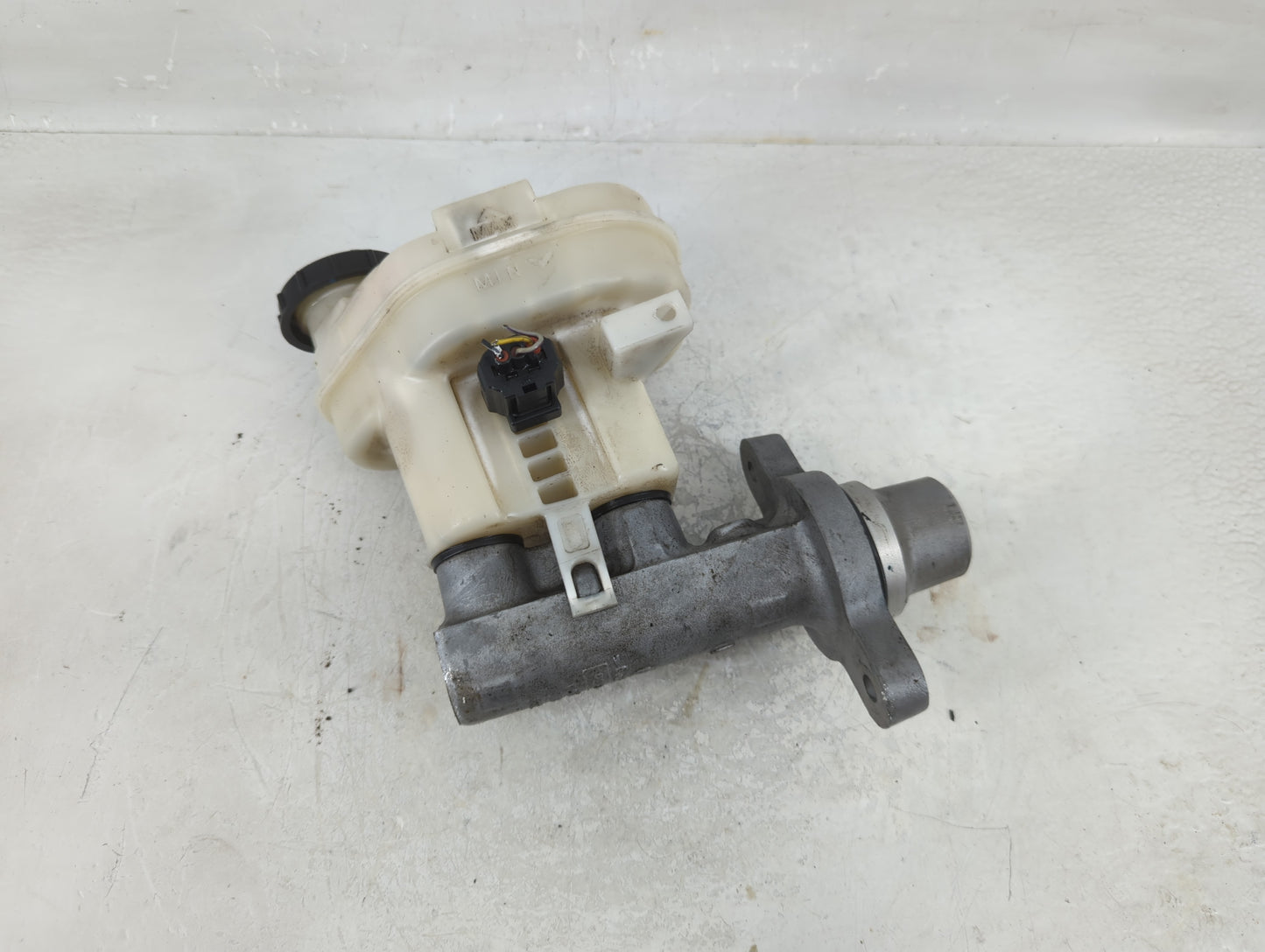 2009-2012 Lincoln Mks Brake Master Cylinder - Oemusedautoparts1.com