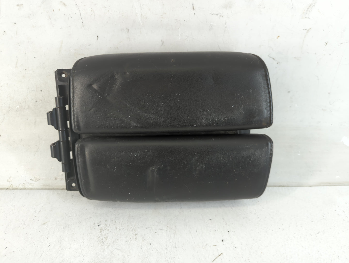 2010-2012 Lincoln Mks Center Console Armrest Cover Lid Fits Fits 2010 2011 2012 OEM Used Auto Parts - Oemusedautoparts1.com