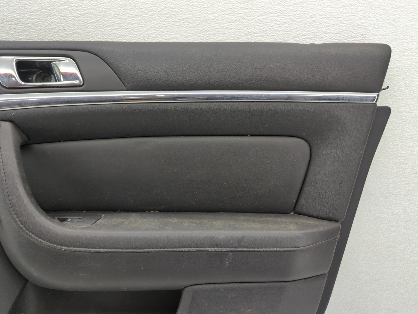 2011 Lincoln Mks Front Right Passenger Interior Door Panel Trim - Oemusedautoparts1.com
