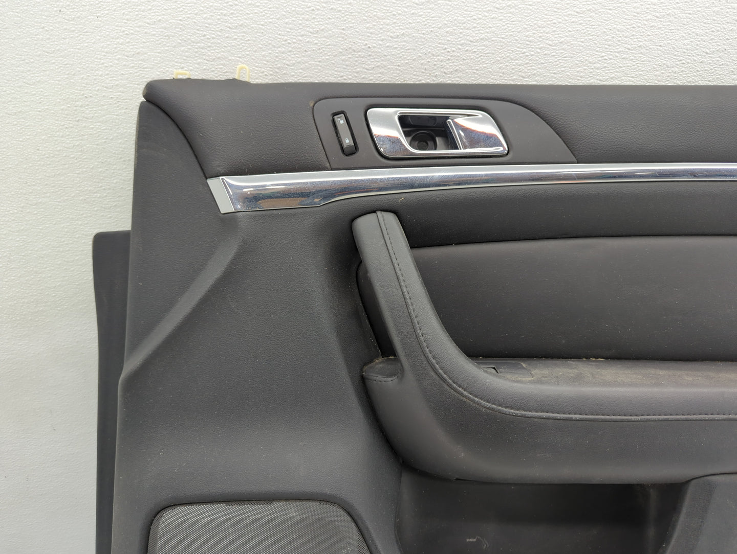 2011 Lincoln Mks Front Right Passenger Interior Door Panel Trim - Oemusedautoparts1.com