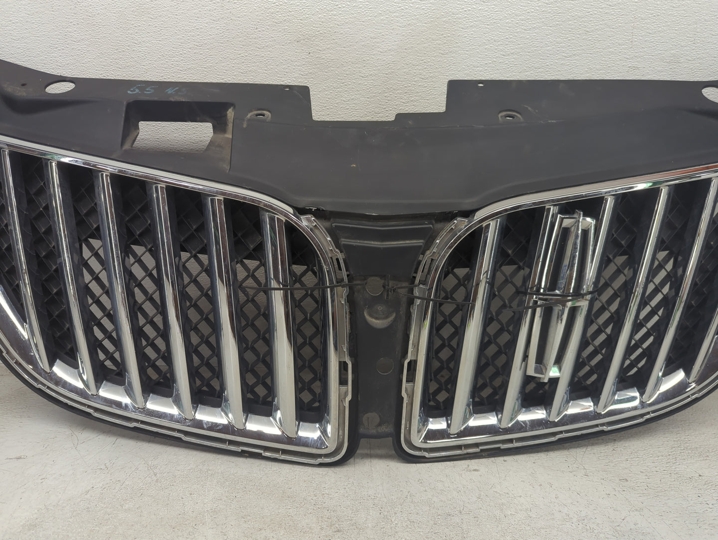2011-2015 Lincoln Mkx Front Grille Bumper Not Included - Oemusedautoparts1.com