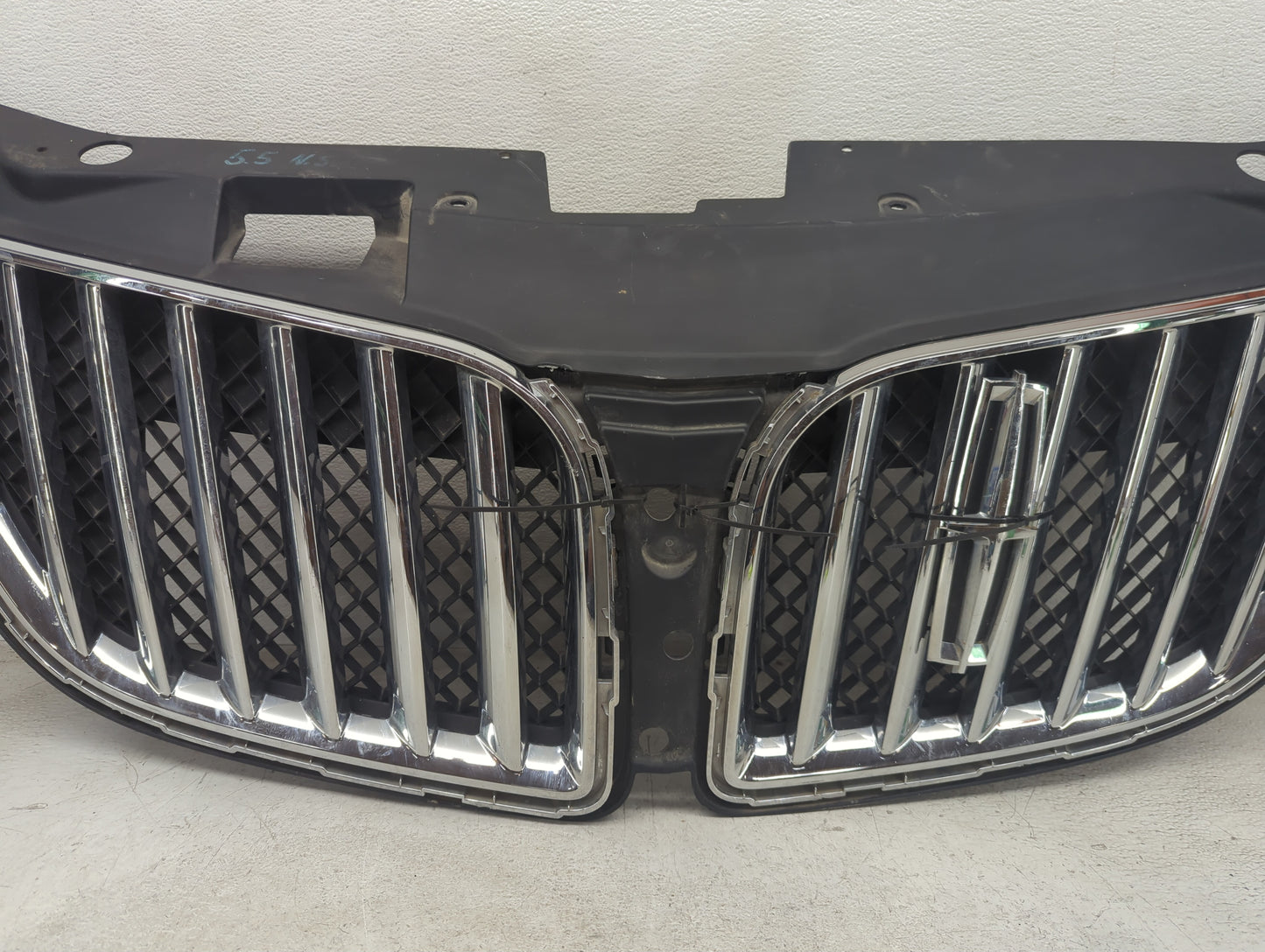 2011-2015 Lincoln Mkx Front Grille Bumper Not Included - Oemusedautoparts1.com