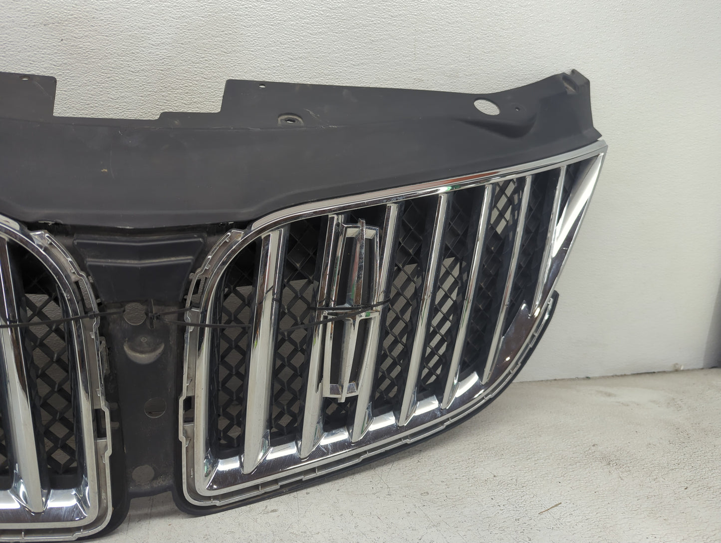 2011-2015 Lincoln Mkx Front Grille Bumper Not Included - Oemusedautoparts1.com
