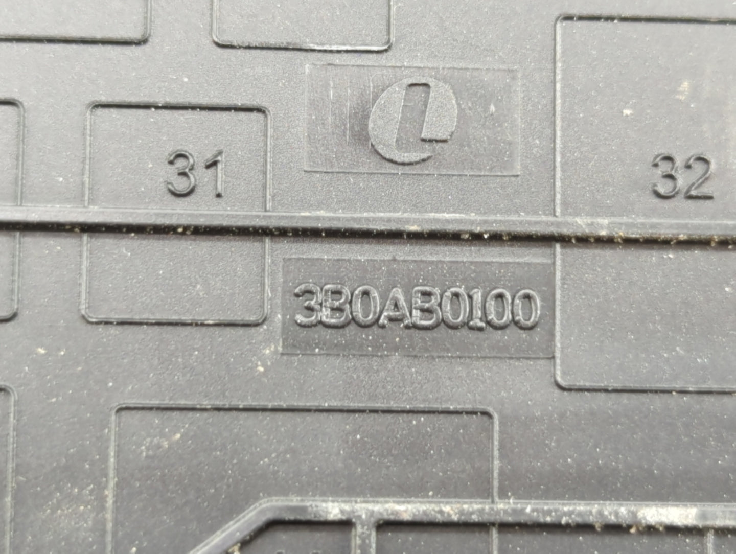 2011 Lincoln Mkx Fusebox Fuse Box Panel Relay Module P/N:3BOAB0100 Fits OEM Used Auto Parts - Oemusedautoparts1.com