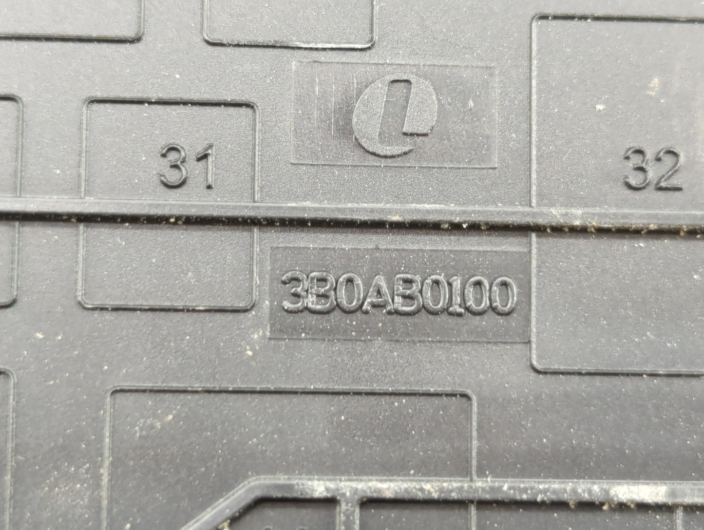 2011 Lincoln Mkx Fusebox Fuse Box Panel Relay Module P/N:3BOAB0100 Fits OEM Used Auto Parts - Oemusedautoparts1.com