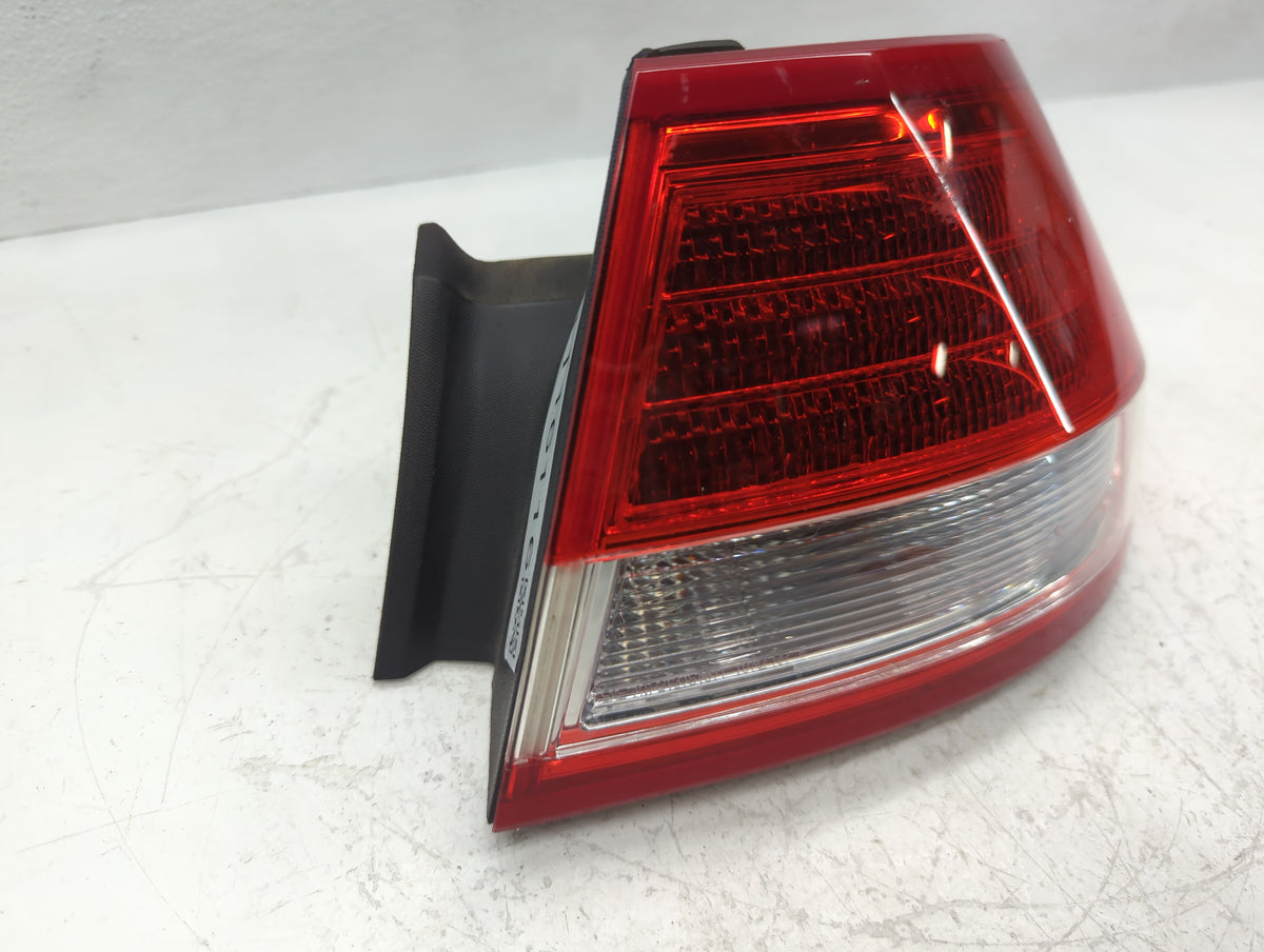 2010-2012 Lincoln Mkz Tail Light Assembly Passenger Right OEM P/N:9H63-13B504-A Fits Fits 2010 2011 2012 OEM Used Auto Parts