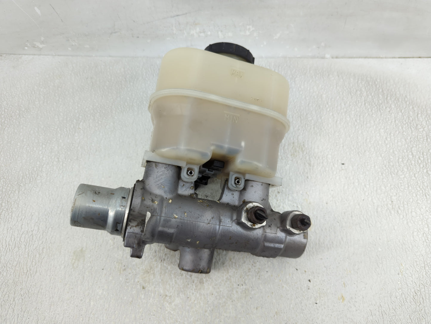 2011-2014 Lincoln Navigator Brake Master Cylinder - Oemusedautoparts1.com