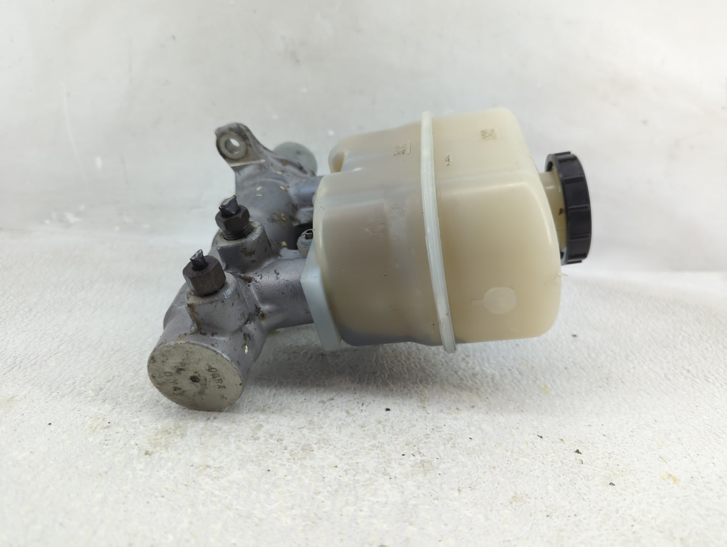 2011-2014 Lincoln Navigator Brake Master Cylinder - Oemusedautoparts1.com