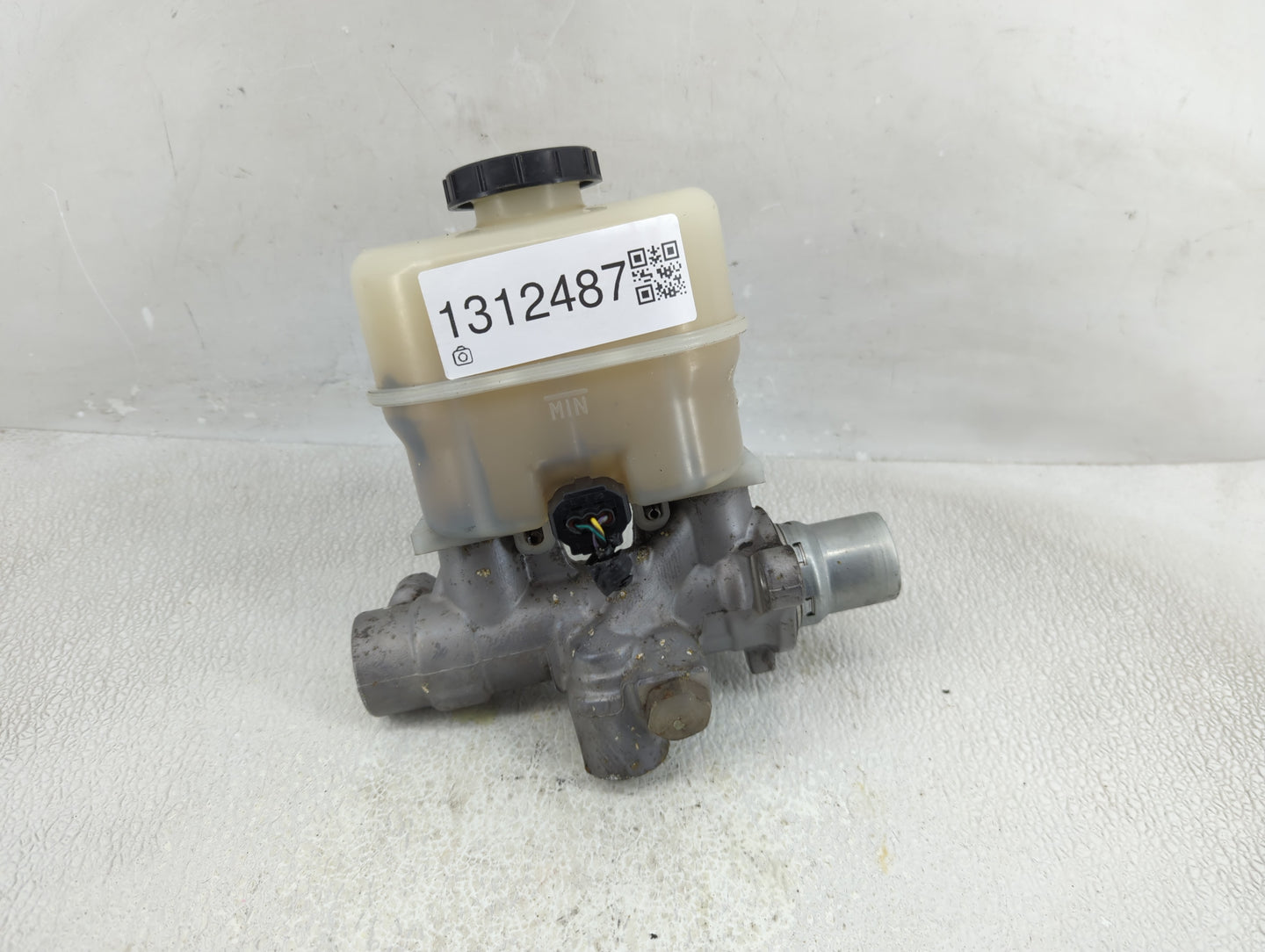 2011-2014 Lincoln Navigator Brake Master Cylinder - Oemusedautoparts1.com