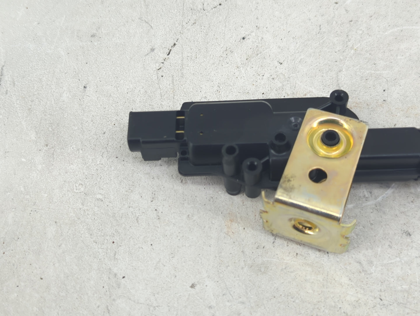 2011 Lincoln Town Car Front Driver Left Lock Actuator - Oemusedautoparts1.com
