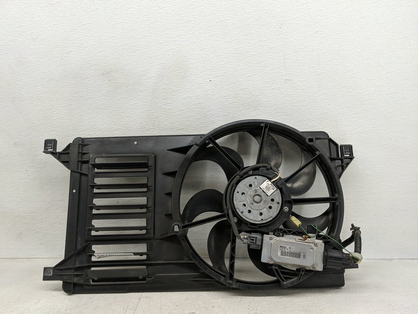2010-2013 Mazda 3 Electric Radiator Cooling Fan Motor Assembly P/N:LF8B15025C Fits Fits 2010 2011 2012 2013 OEM Used Auto Pa