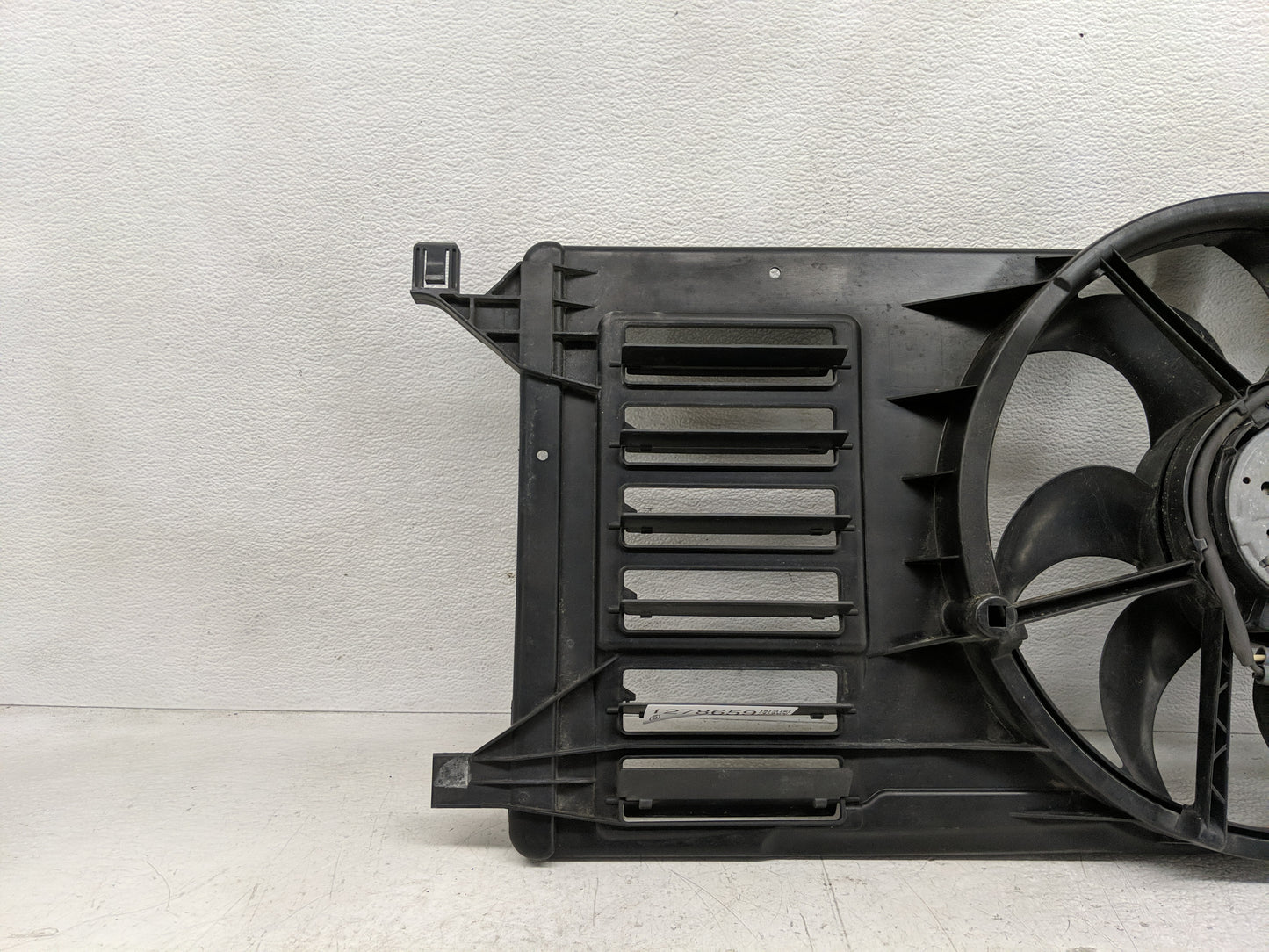 2010-2013 Mazda 3 Electric Radiator Cooling Fan Motor Assembly P/N:LF8B15025C Fits Fits 2010 2011 2012 2013 OEM Used Auto Pa