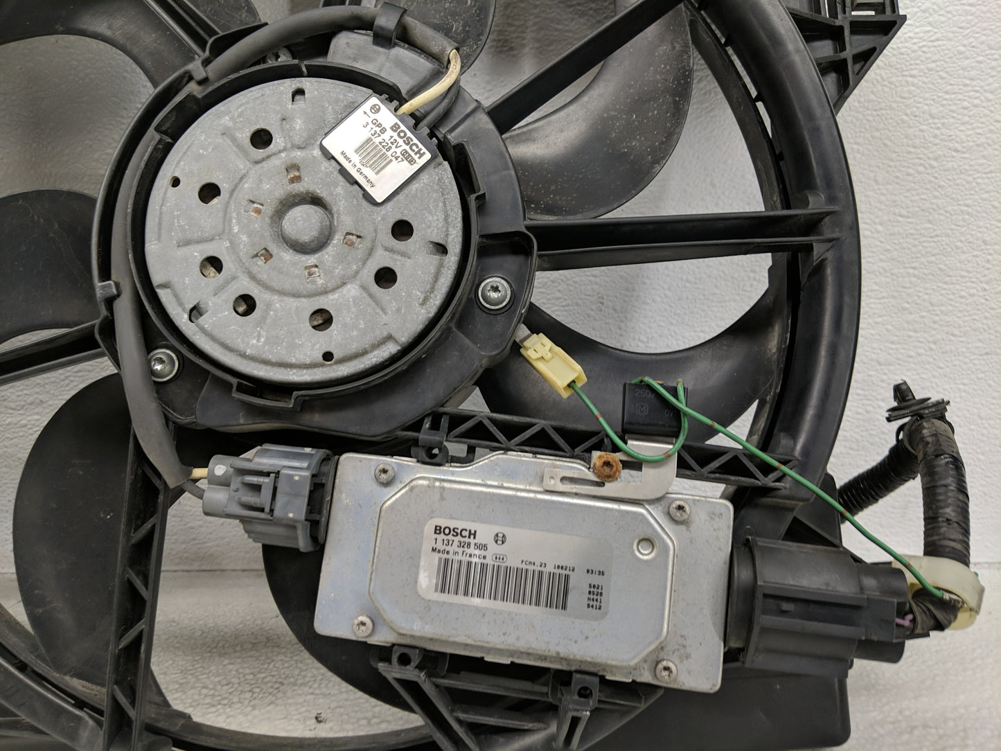2010-2013 Mazda 3 Electric Radiator Cooling Fan Motor Assembly P/N:LF8B15025C Fits Fits 2010 2011 2012 2013 OEM Used Auto Pa