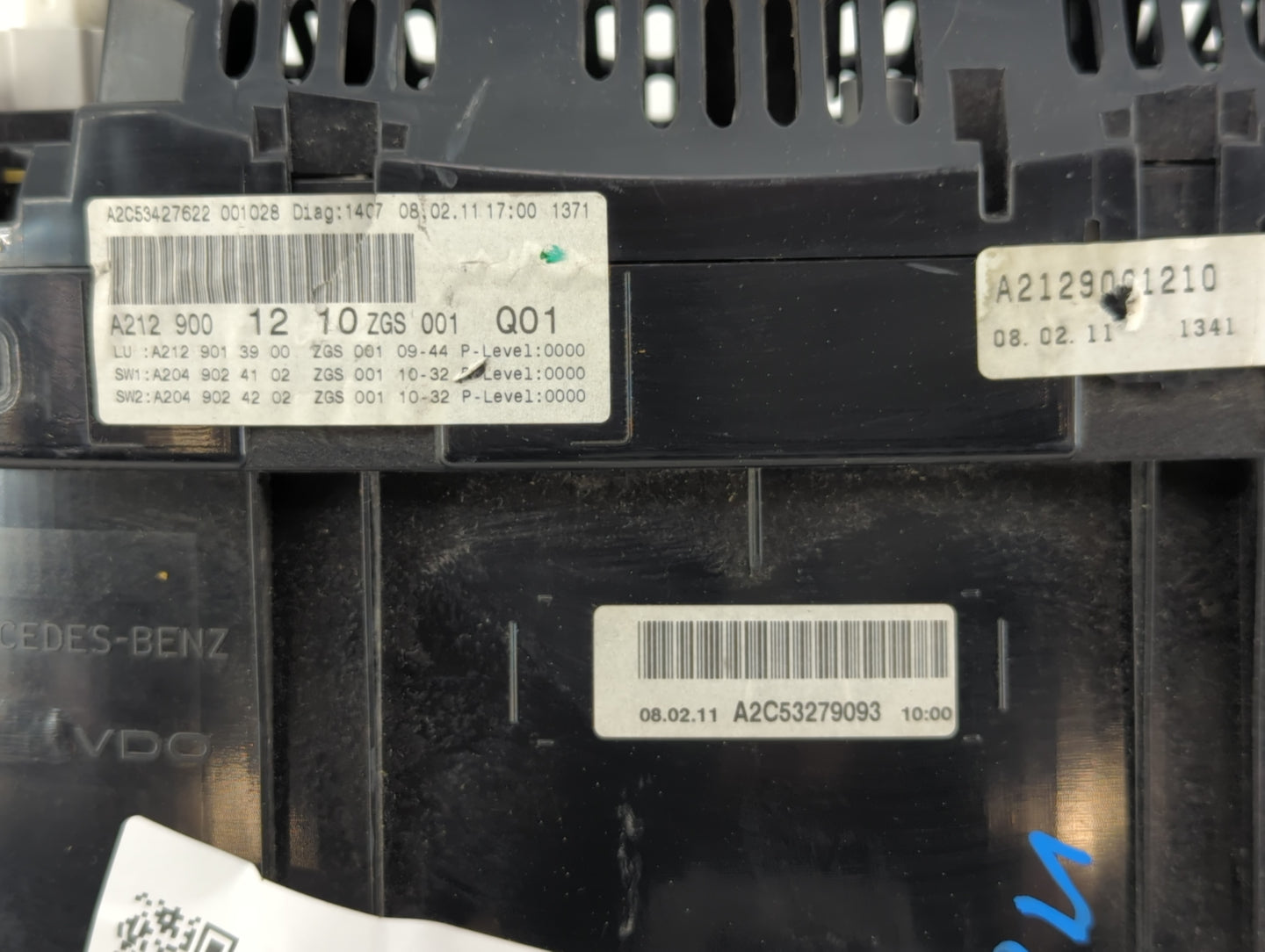 2011 Mercedes-Benz E350 Instrument Cluster Speedometer Gauges P/N:A212 900 12 10 ZGS 001 A212 900 12 10 Fits OEM Used Auto P