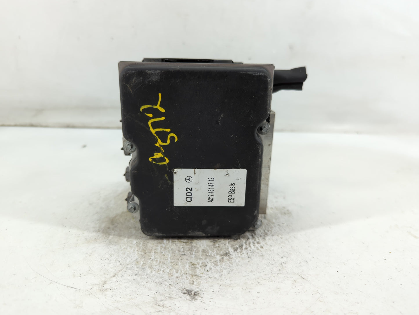 2011-2012 Mercedes-Benz E350 ABS Pump Control Module Replacement P/N:A212 431 47 12 Fits Fits 2011 2012 OEM Used Auto Parts 