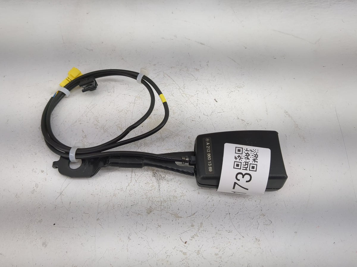 Mercedes E-class Passenger Front Seatbelt Buckle Black - Oemusedautoparts1.com