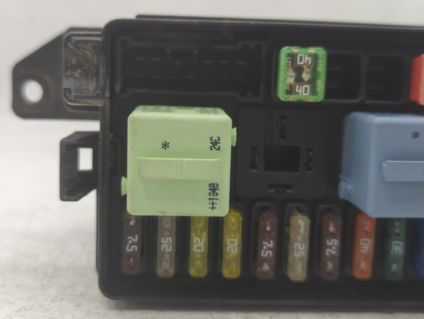 2011 Mini Cooper Clubman Fusebox Fuse Box Panel Relay Module P/N:9213372-02 17236010, 031811031110 Fits Fits 2010 OEM Used A