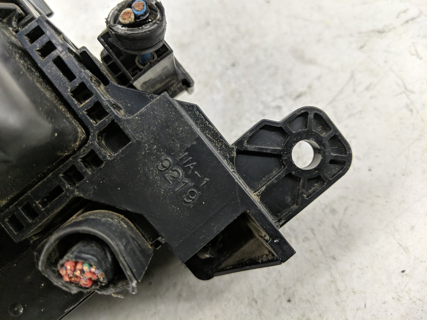 2004-2011 Mitsubishi Endeavor Fusebox Fuse Box Panel Relay Module Fits OEM Used Auto Parts - Oemusedautoparts1.com