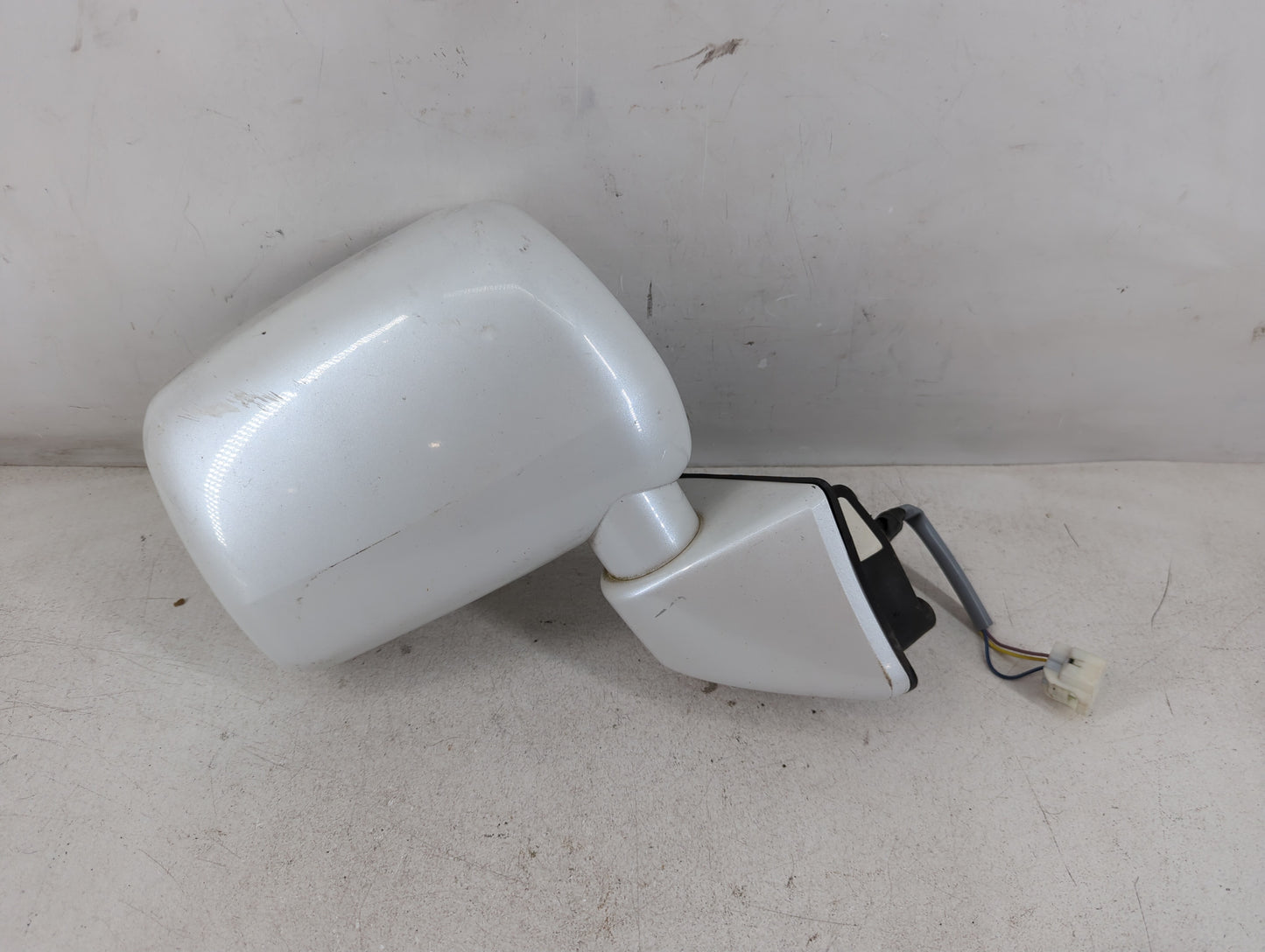 2011 Mitsubishi Endeavor Passenger Right Side View Manual Door Mirror - Oemusedautoparts1.com