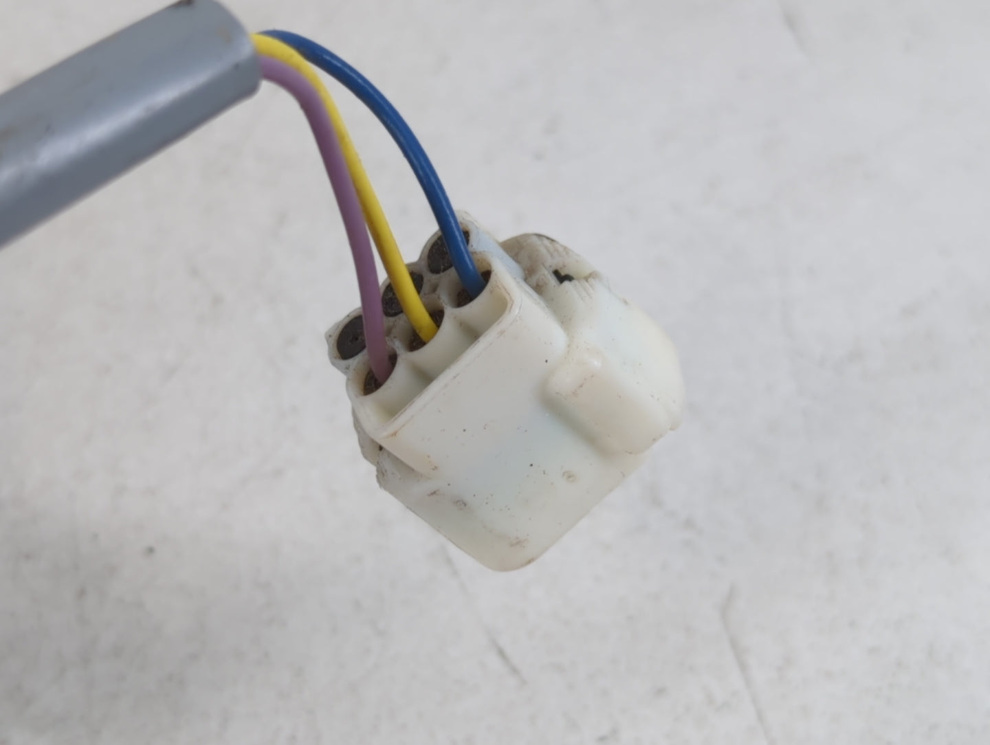 2011 Mitsubishi Endeavor Passenger Right Side View Manual Door Mirror - Oemusedautoparts1.com